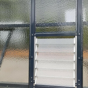 Lamellenfenster mit automatischem Öffner für...